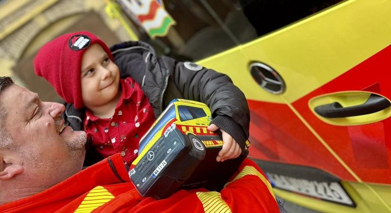 Megtörtént a nagy találkozás: közös fényképen az anyukája életét megmentő kisfiú és a mentésirányító