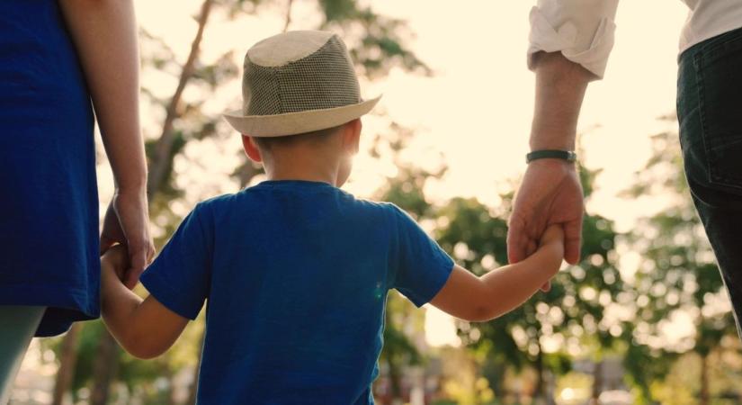 Újabb konkrét lépések az örökbefogadó szülőkre váró gyermekek érdekében