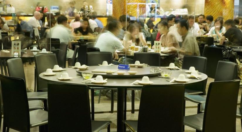 Kártérítést követel az étteremtulajdonos, mert nem jelentek meg a vendégek, akik cselesen foglaltak asztalt