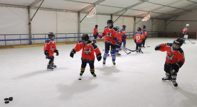 A Pörgős Pengék bemutatójával nyílt meg a vásárhelyi jégpálya