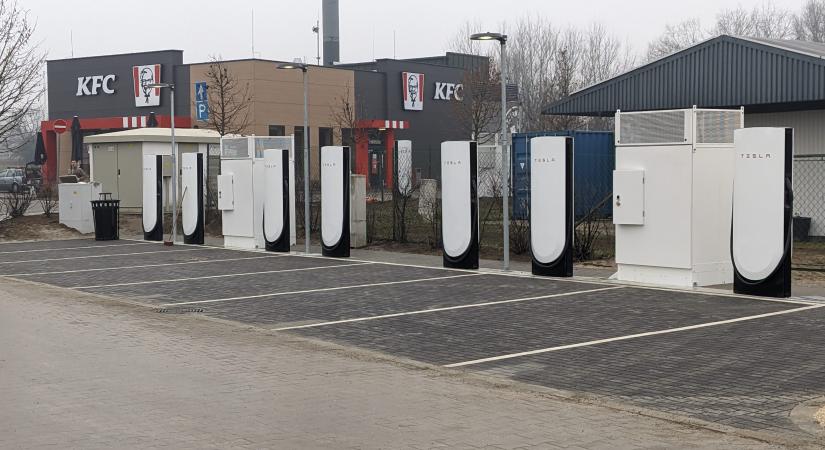 Bekapcsolták a siófoki Tesla Superchargert