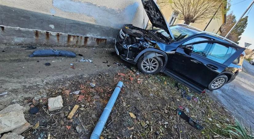 Brutális felvétel, házfalba csapódott egy Mercedes Gyulán