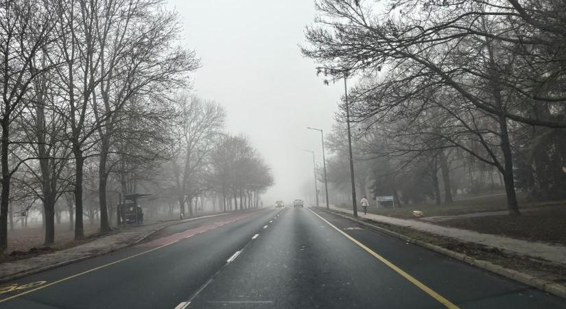 Köd és ónos szitálás, reménytelen szürkeségben indul a téli szünet az iskolásoknak