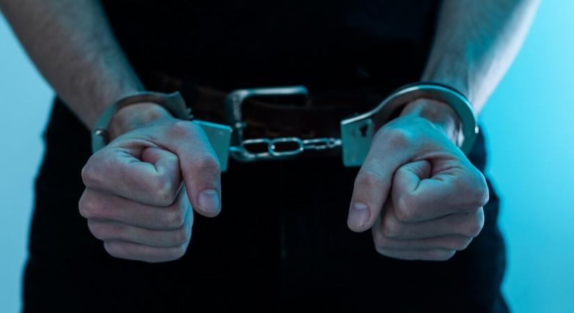 Elítéltek egy volt börtönőrt, aki halálosan bántalmazott egy rabot odabent