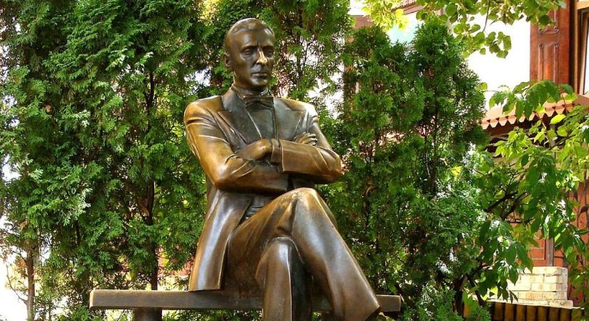 Lebontják Mihail Bulgakov szobrát a kijevi belváros szívében