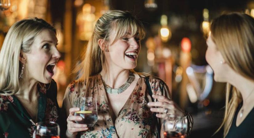 2 pohár bor után mindenkit szeretsz? Ez áll a háttérben a pszichológus szerint