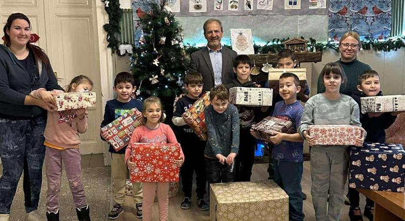 Cipősdoboznyi szeretet: Rum összefogott a szebb karácsonyért