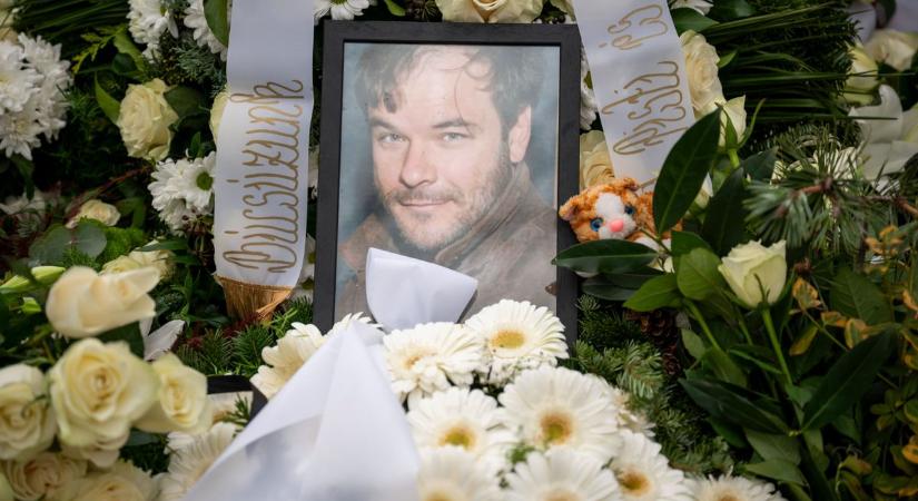 Fotókon Kálloy Molnár Péter utolsó útja: végső búcsút vettek a színésztől