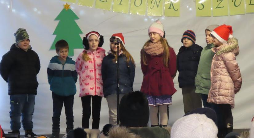 Gulyás és a falu asszonyai által sütött édességek kerültek az asztalra Nagyér falukarácsonyán – videóval