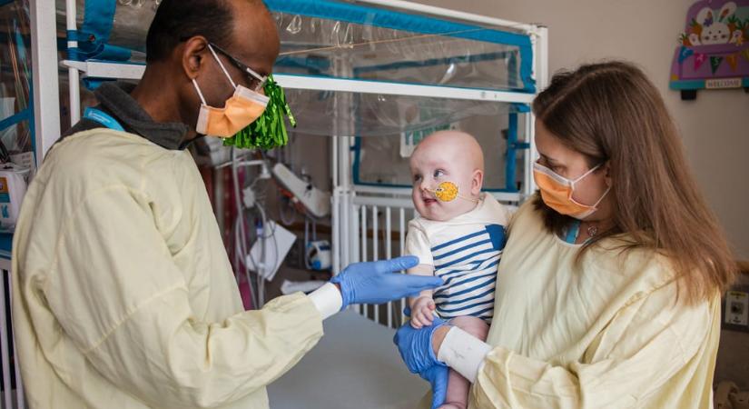 Csoda karácsonyra: végzetes genetikai rendellenességgel született, aztán jött a genetikai olló – már járni tanul az egyéves amerikai kisfiú