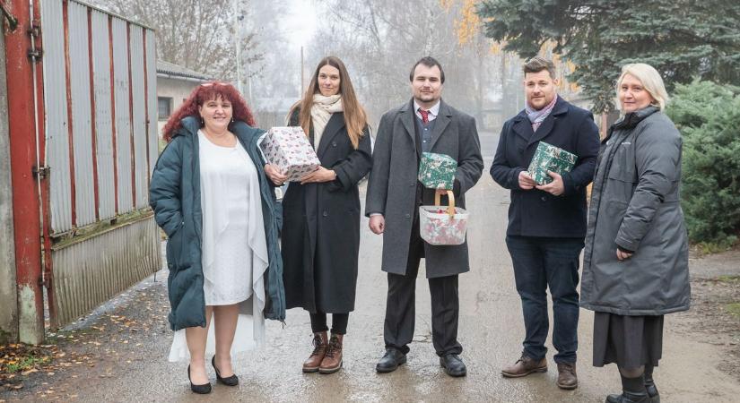 Adományátadás Polgárdin: csokit és ajándékokat kaptak az otthon lakói