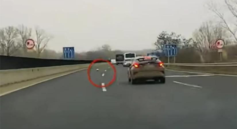 Döbbenetes felvétel, az autósok rémálma vált valóra az M3-ason!