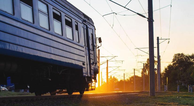 Sokkoló vonatbaleset: gázolás miatt mozdonyt kell cserélni, várakoznak az utasok Pécs felé