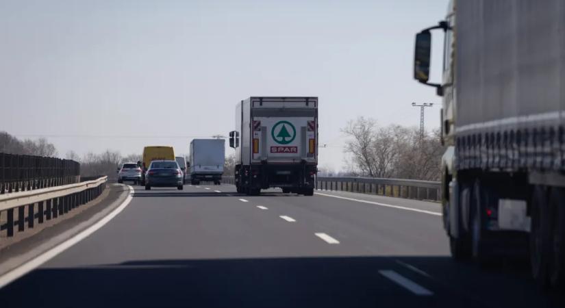 Megállapodott a kormány a fuvarozókkal az útdíjemelésről, két lépcsőben jön a drágulás