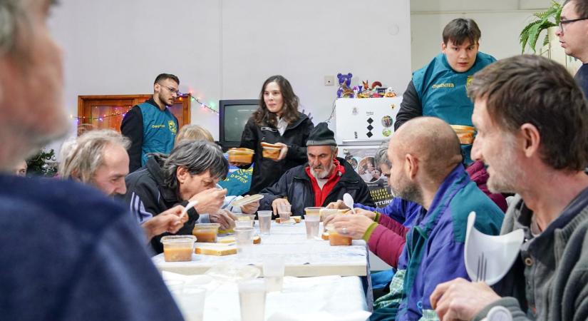 Debreceni hajléktalanoknál járt a DEKOM