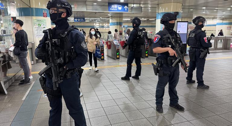 Vérfürdő egy tajpeji metróállomáson: füstbombákat dobált szét, majd több embert halálra késelt egy maszkos