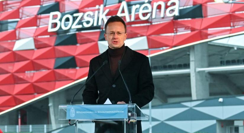 Szijjártó Péter a szurkolásról: Az, hogy a jó édesanyáddal mit csinálj a koporsón, az szerintem sok