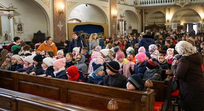 Lélekemelő karácsonyi műsort adtak az Orczy István Általános Iskola diákjai