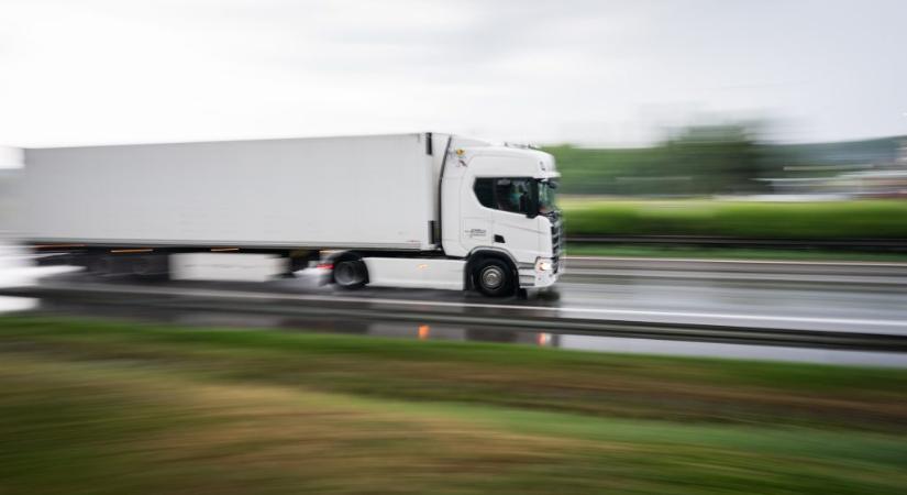 Két részletben emelkednek a fuvardíjak, megállapodott a kormány a szakmai szervezetekkel