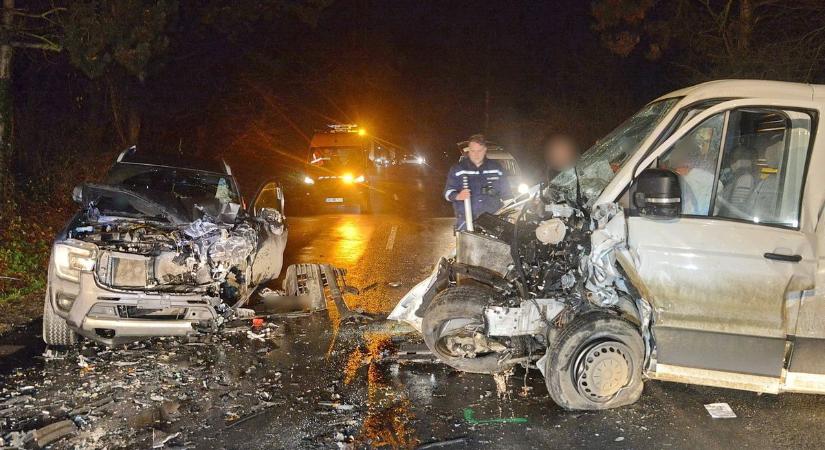 Baleset Kőszegnél: Mindkét sofőr súlyosan megsérült - sokkoló fotók