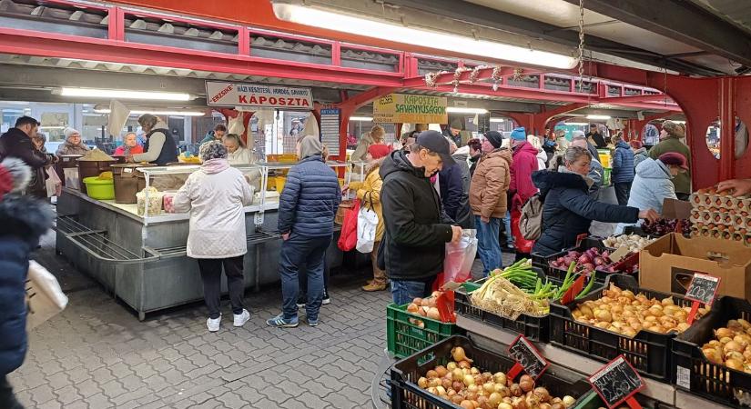 Karácsonyi készülődés a dunaújvárosi piacon: árak, sorok és ünnepi hangulat