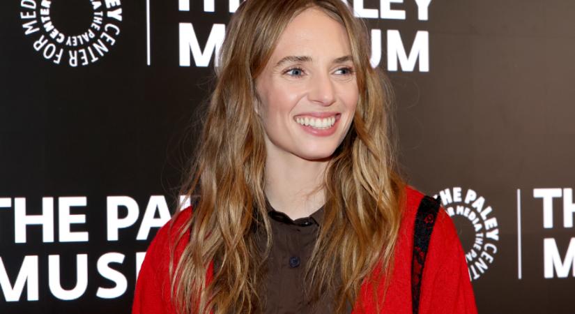 Maya Hawke áttetsző Prada szettjétől az áll is leesik – fotók