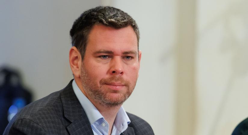 Füstös szobák és titkos alkuk a Városházán – a pletykák szerint Vitézy Dávid lehetett a csődköltségvetés ára