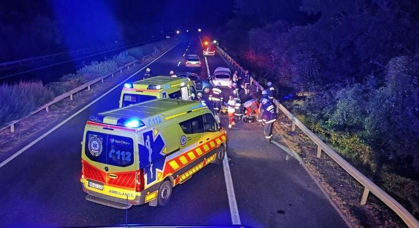 Óriási tömegbaleset az M7-esen, lezárták az útszakaszt