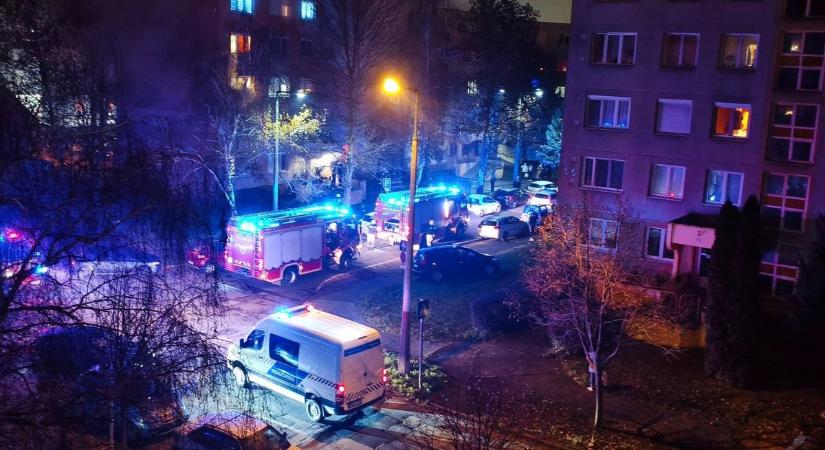 Lángok között – kiégett egy társasházi lakás Dunaújvárosban (videóval)