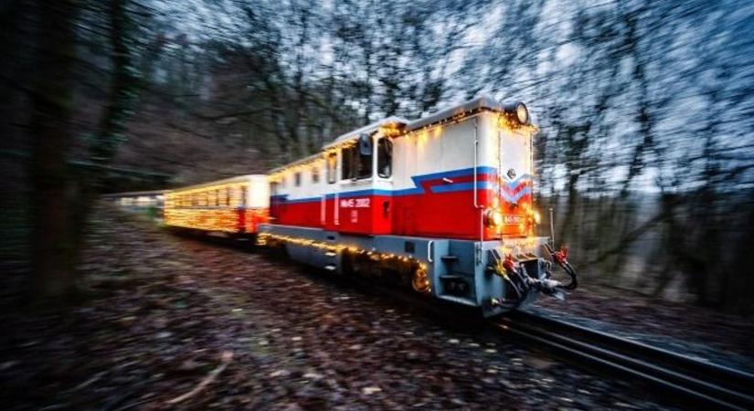 Kisvasúttal a téli szünetben - Feldíszített kocsikkal várja utasait a Gyermekvasút