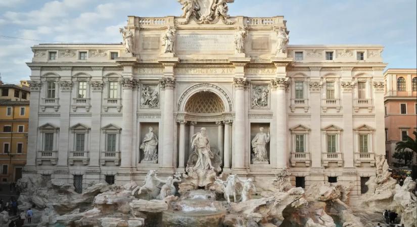Februártól két eurót kell fizetnie annak, aki tursitaként közel akar menni a római Trevi-kúthoz