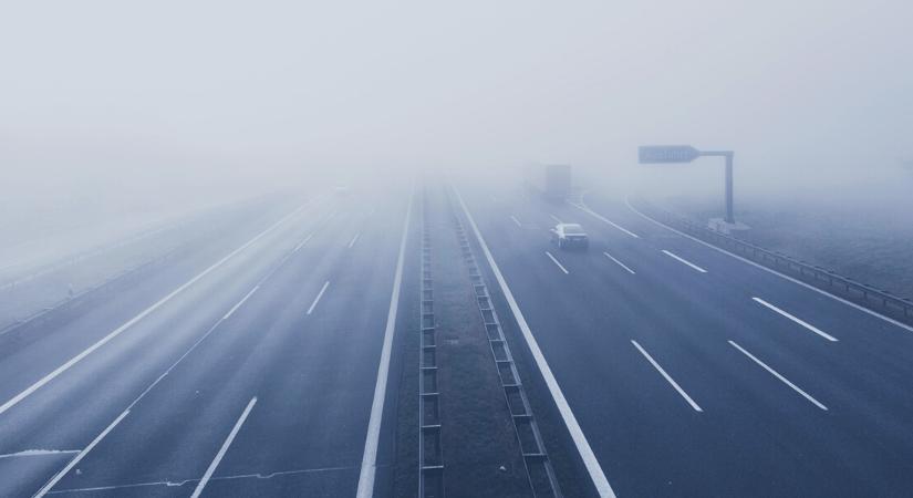 Vigyázat az utakon! Sűrű köd telepszik az országra szombaton – Itt lesz a legveszélyesebb