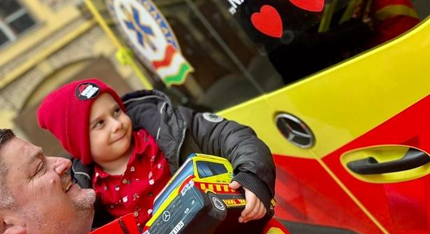 “Na, szia, mentő!” – Személyesen is találkozott a diszpécserrel a kisfiú, aki megmentette az édesanyja életét