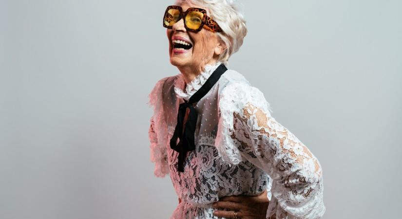 Három nyugdíjas nagymama kedvességet és tanácsokat kínál idegeneknek