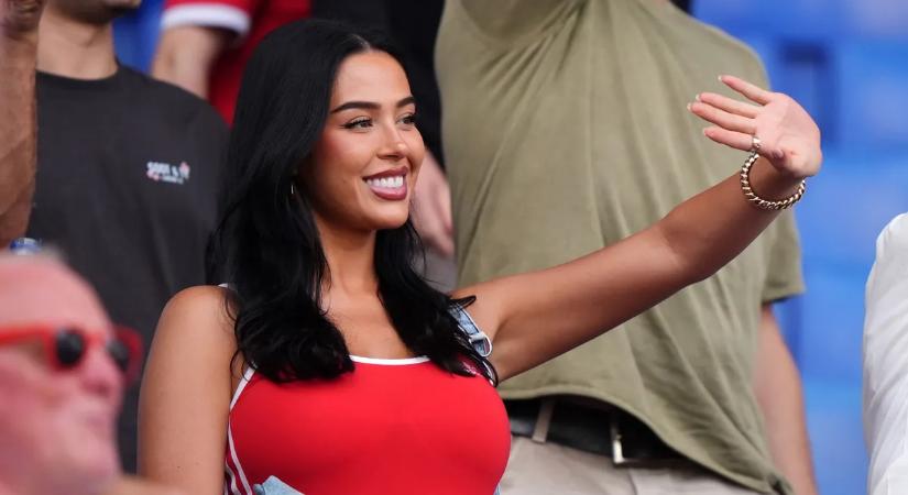 Ledobta a textilt, megmutatta hatalmas melleit a Real Madrid sztárjának szerelme