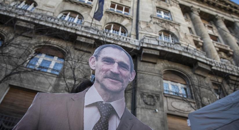 Titkolják a minisztériumok, hogy kapnak-e a vezetők és a dolgozók pulykapénzt