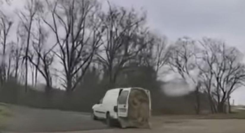A rendőrök sem hitték el, amit láttak: videón az életveszélyes ajkai rakomány