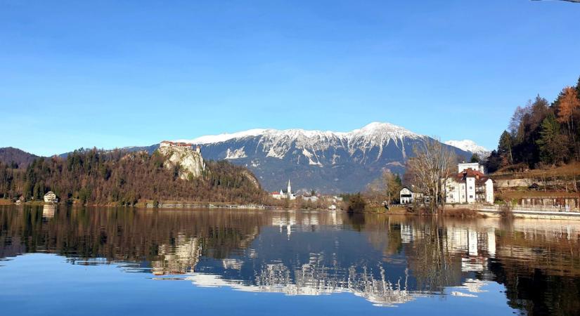 Tél Bledben, a hófödte Júliai-Alpok tövében