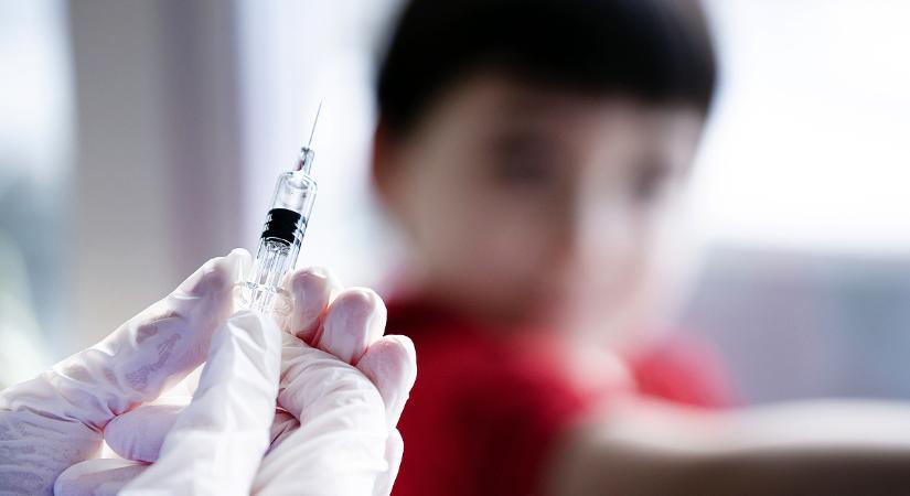 Betelt a pohár Pintér Sándornál: elvehetik az oltástagadó szülők gyerekeit?!