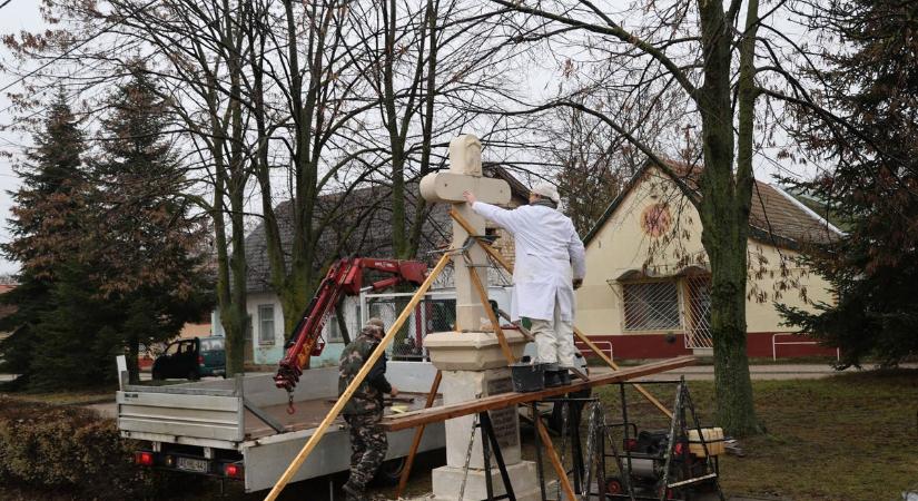 Karácsonyi csoda Mezőfalván: újra áll a kőkereszt