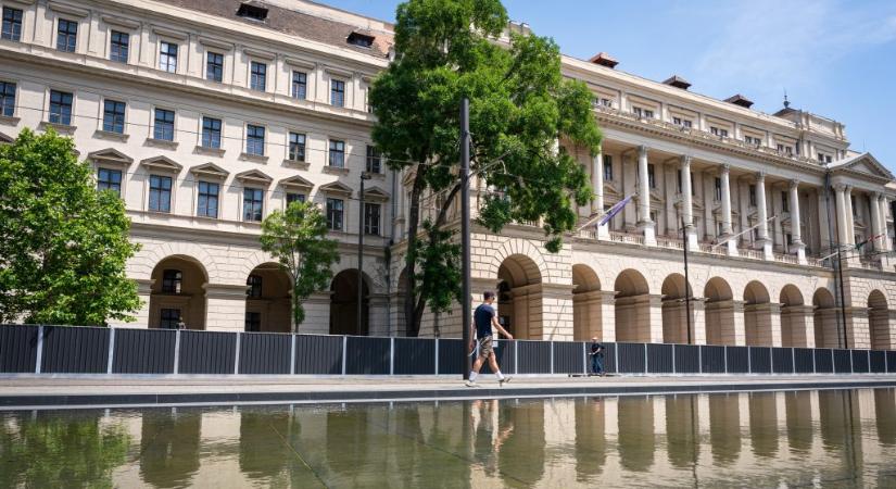 Titkolóznak a minisztériumok a karácsonyi jutalmakról