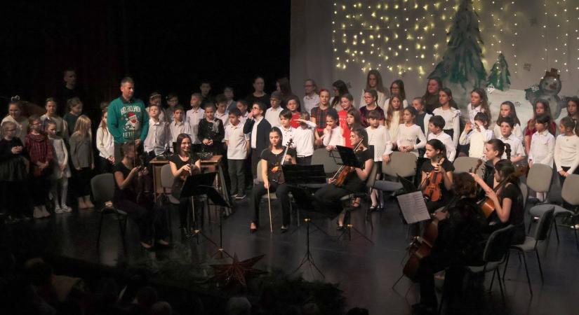 Ünnepi hangversenyt adtak a zeneiskolások (galéria, videó)