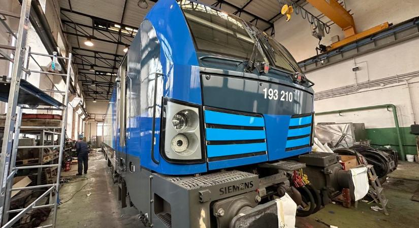 Nem akárkit fotóztak le a MÁV legújabb mozdonyán: külföldi sztárpolitikus magyarázta el, hogyan működik a Siemens Vectron