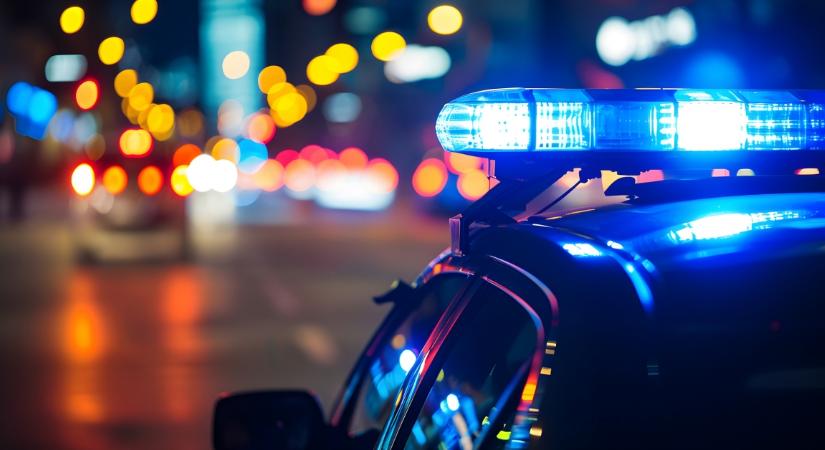 Emberek szorultak a roncsba: busz és autó ütközött a 4-esen