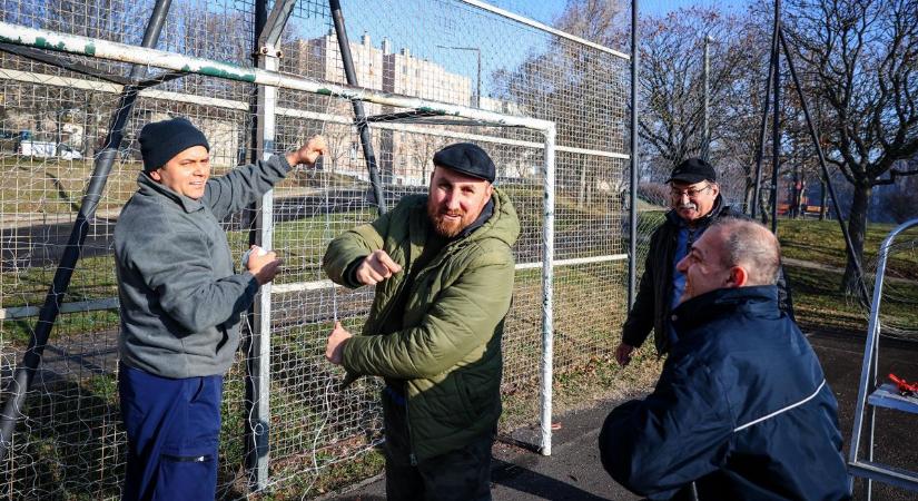 Fantasztikus közösségi összefogással újult meg a focipálya (fotók)