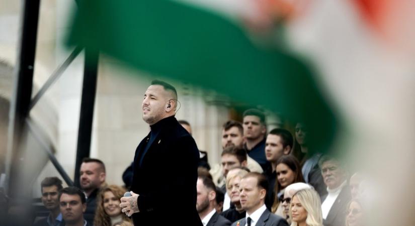 Kurvákról és kóláról énekeltek Curtisszel a Puskás Akadémia karácsonyi ünnepségén a kamaszok