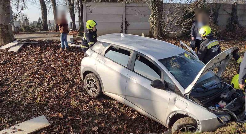 Áthajtott a temető betonkerítésén egy autó