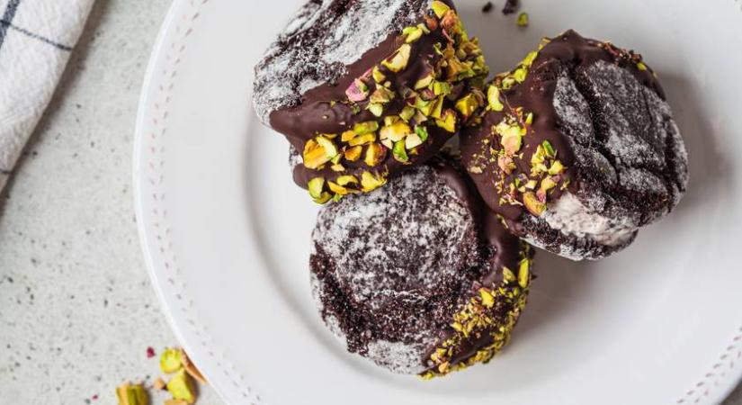 Lágy krémmel töltött csokis-pisztáciás keksz: már az első falat elvarázsol