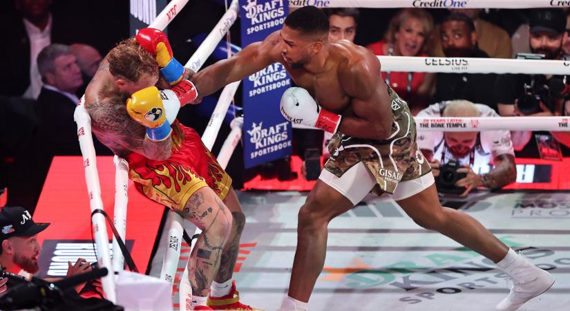 Anthony Joshua felmosta a padlót Jake Paullal