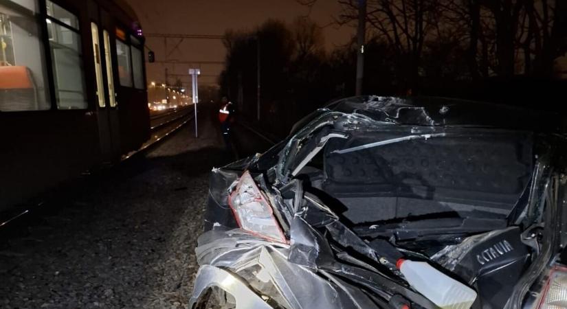 Óriási baleset: vonat gázolt el nagy sebességgel egy síneken rekedt autót